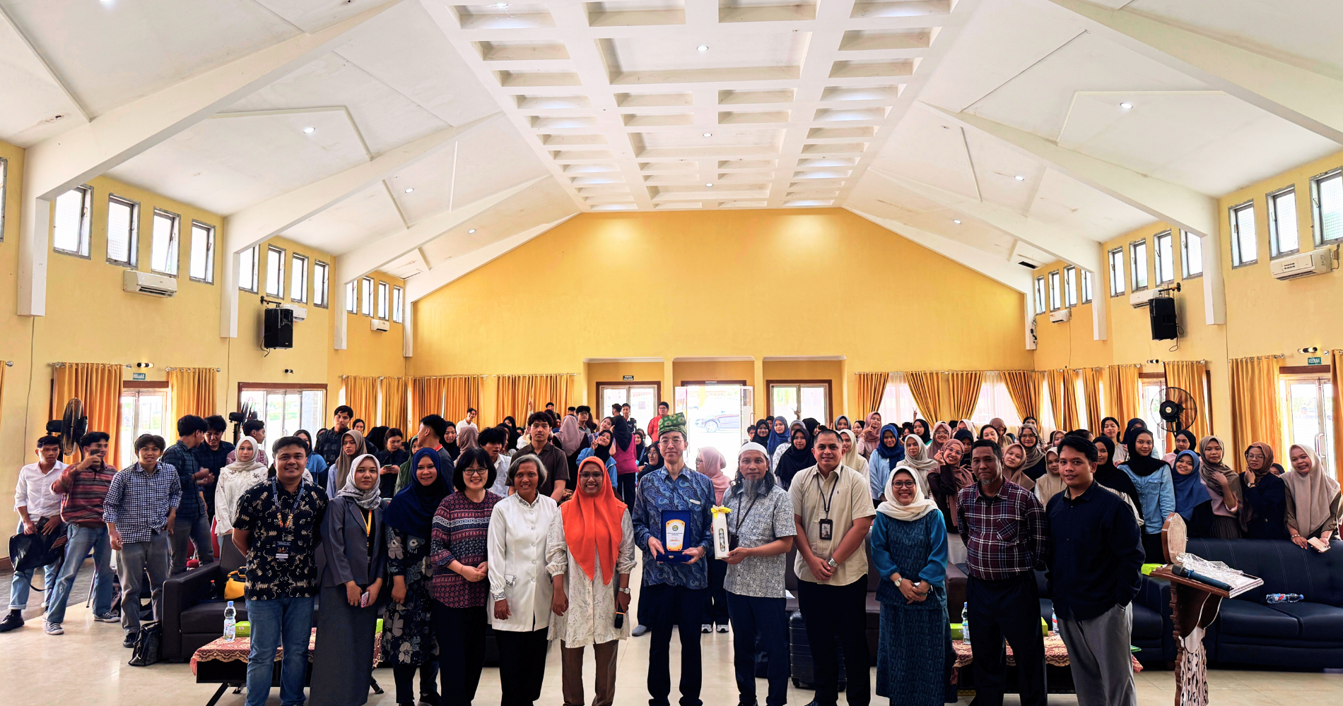 Photo Session with Mr Kang Wonjoon in Auditorium Sutan Balia, FISIP Universitas Riau